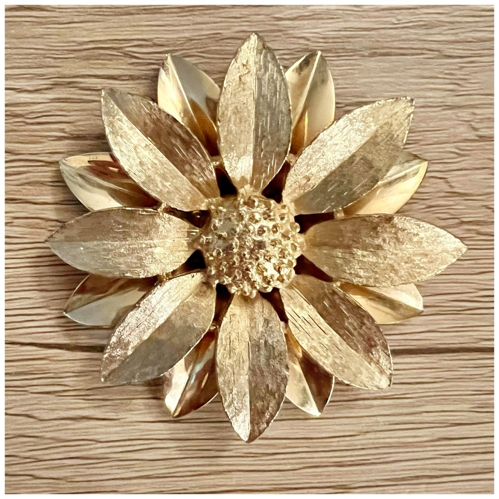 Sarah Coventry Vintage ‘Satin Petals’ Daisy Flower Pin Brooch in Gold—3” x 3”